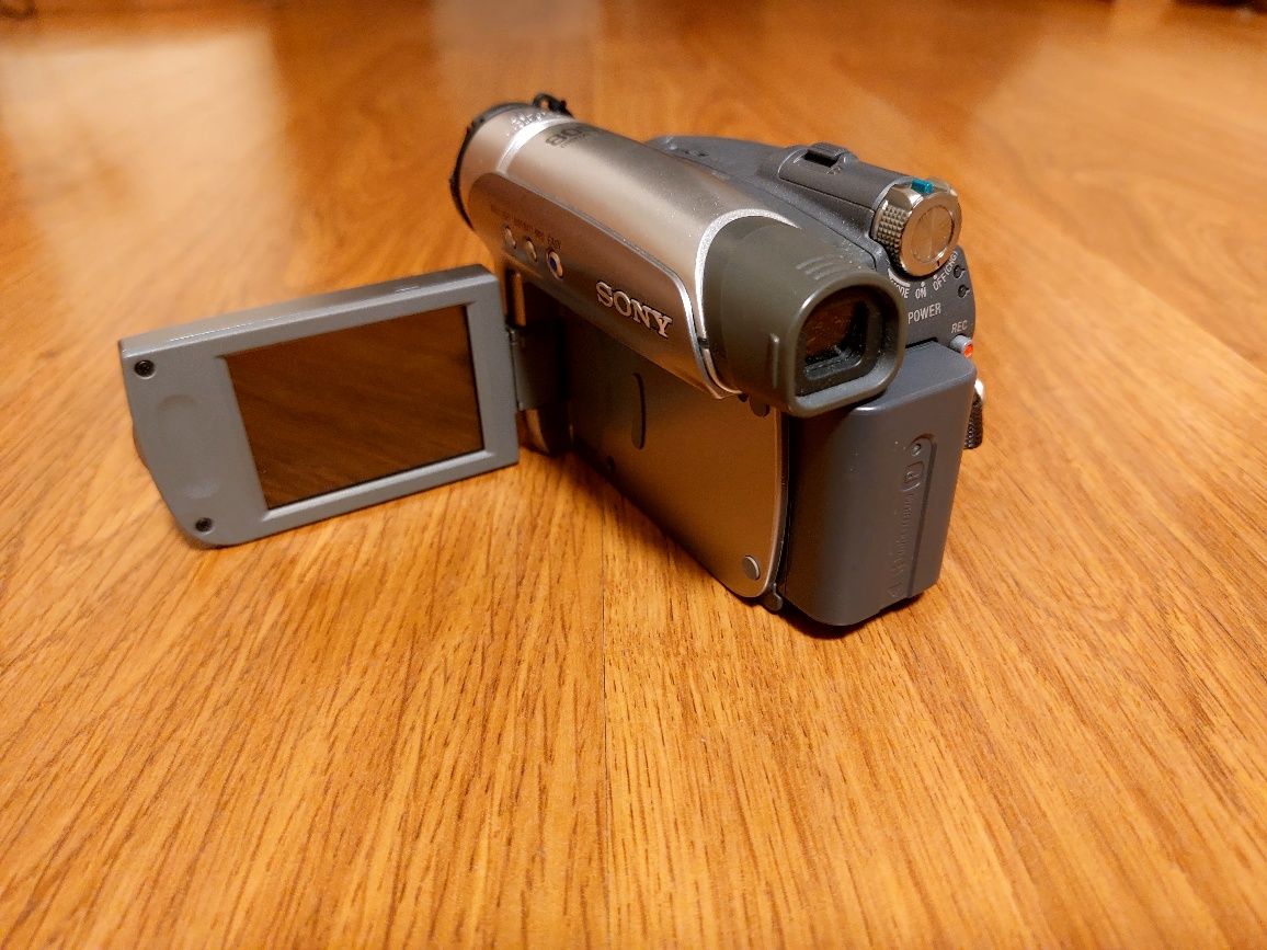 Цифрова камера Sony DCR-HC27E