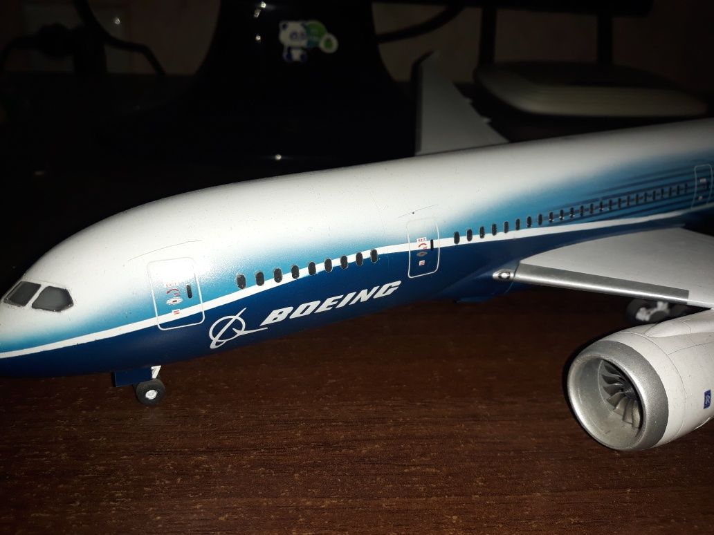 Модель самолёта Боинг (Boeing) 787-8 в 1:144 масштабе