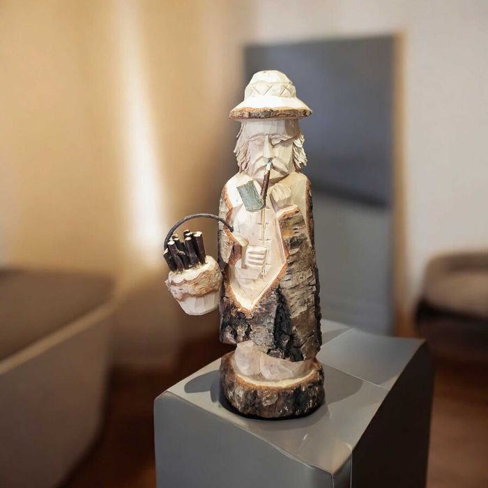 Tradycyjna Rzeźba z Brzozy Przedstawiająca Postać Zbierającą Chrust