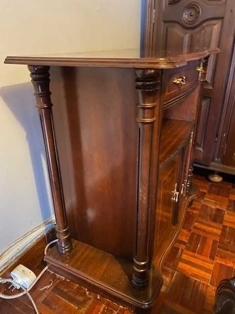 Mesinha de Televisão em madeira