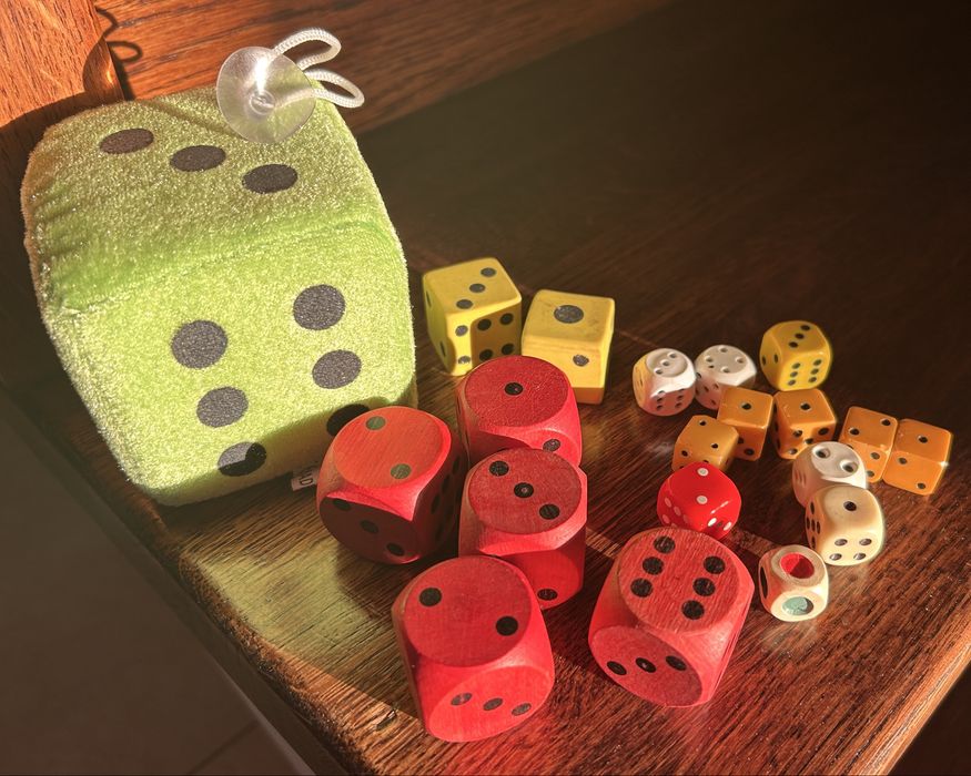 20 kolorowych kostek do gry w różnych rozmiarach