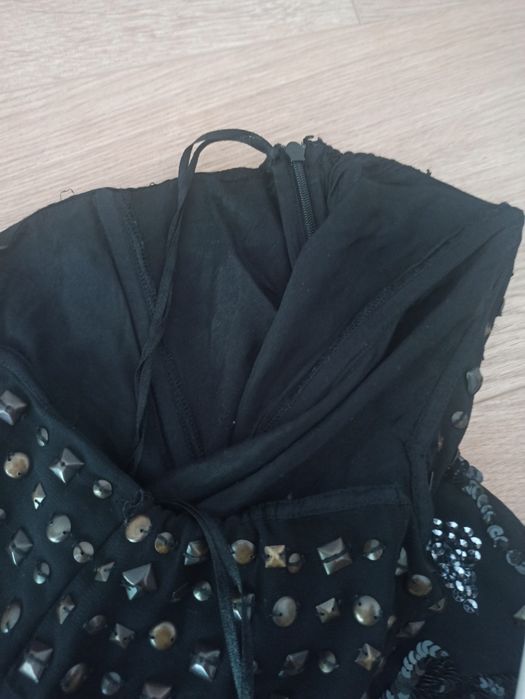 Czarna sukienka z gorsetem pod biust zdobieniami • Wieczorowa • Glamo