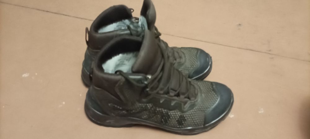 Берцы три пары..