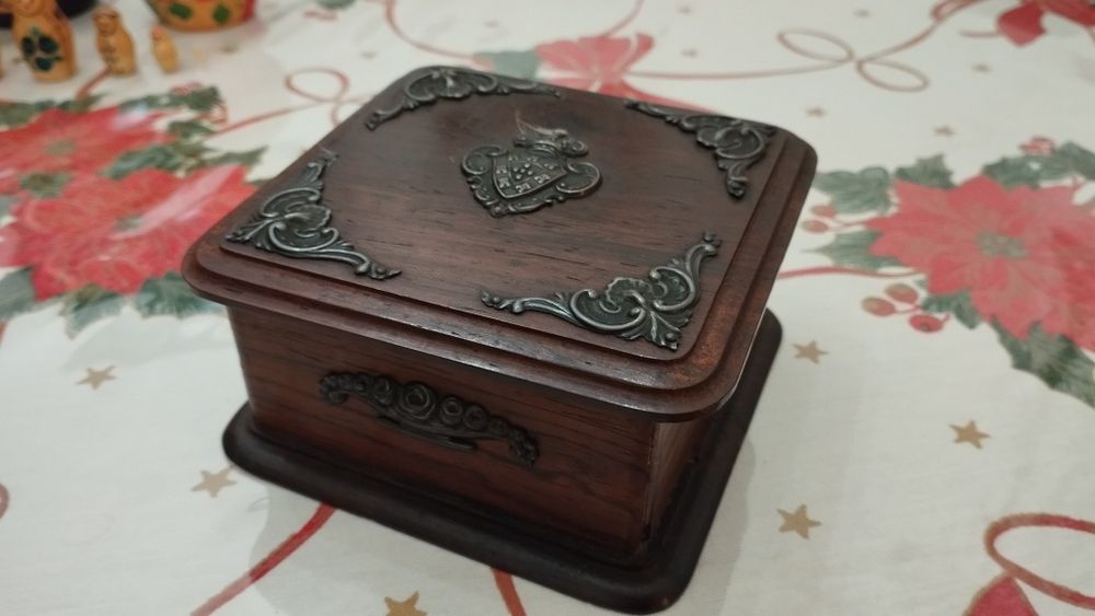 Caixinha de madeira com aplicações