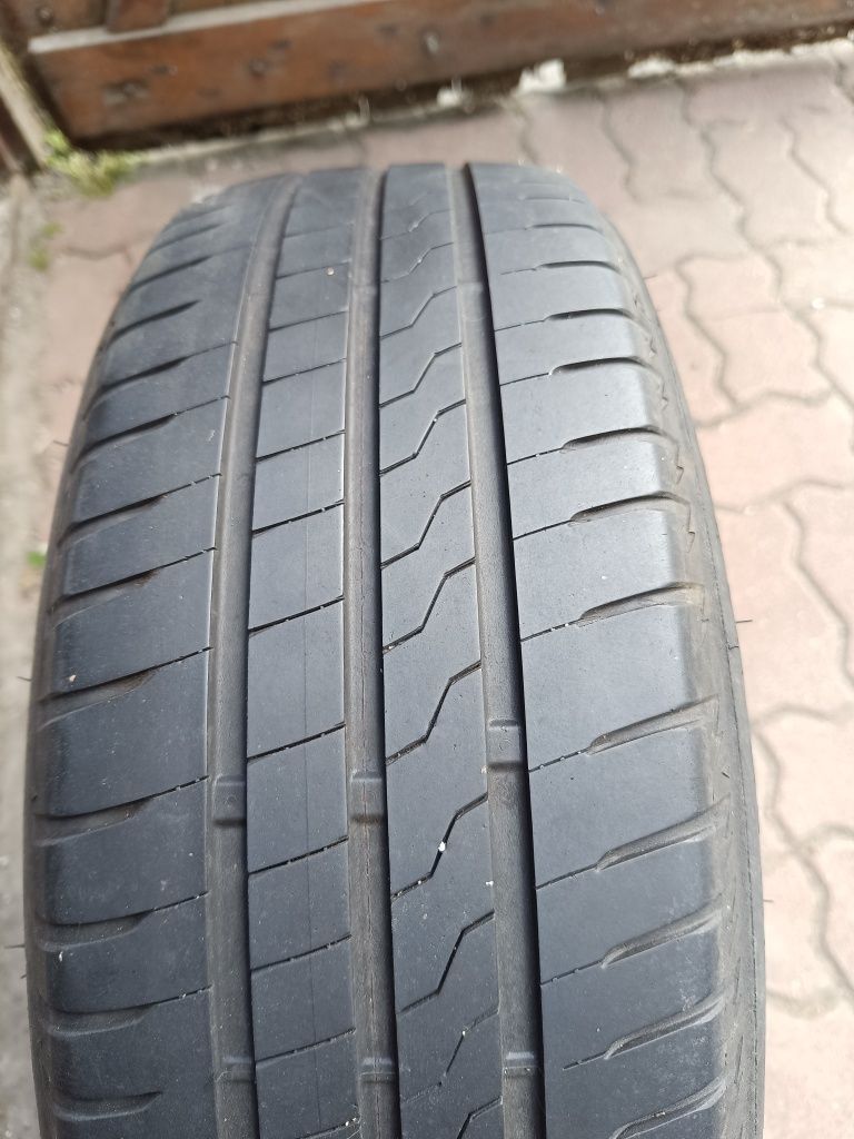 Sprzedam 4 szt.felgi aluminiowe z oponami letnimi w dobrym stanie.