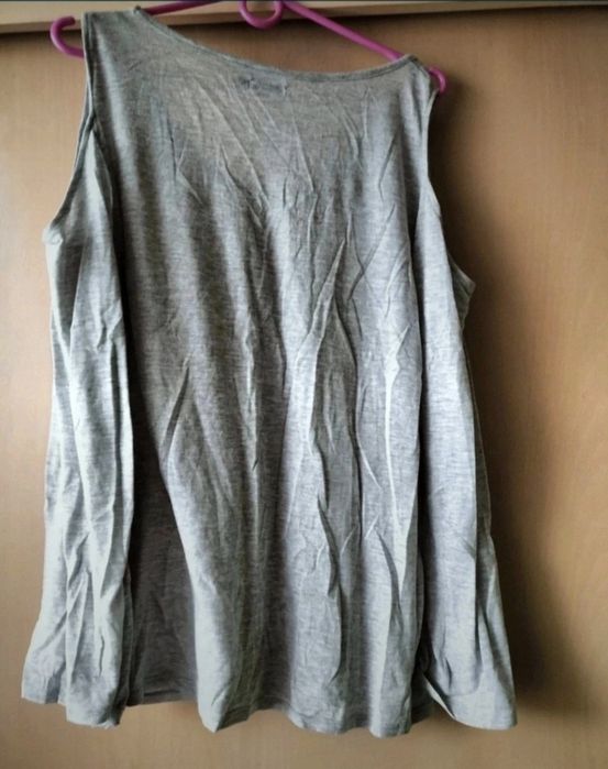 Koszulka z wycięciami na ramionach