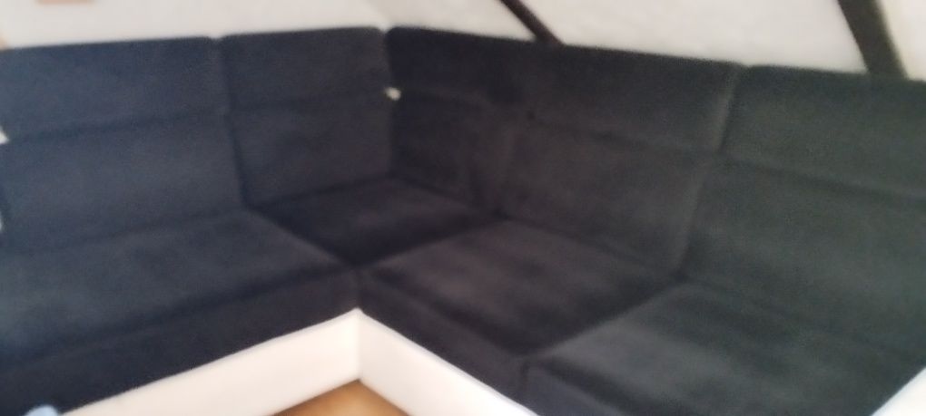 Narożnik duży,z funkcją spania,ruchome zagłówki,pojemnik,czarno- biały