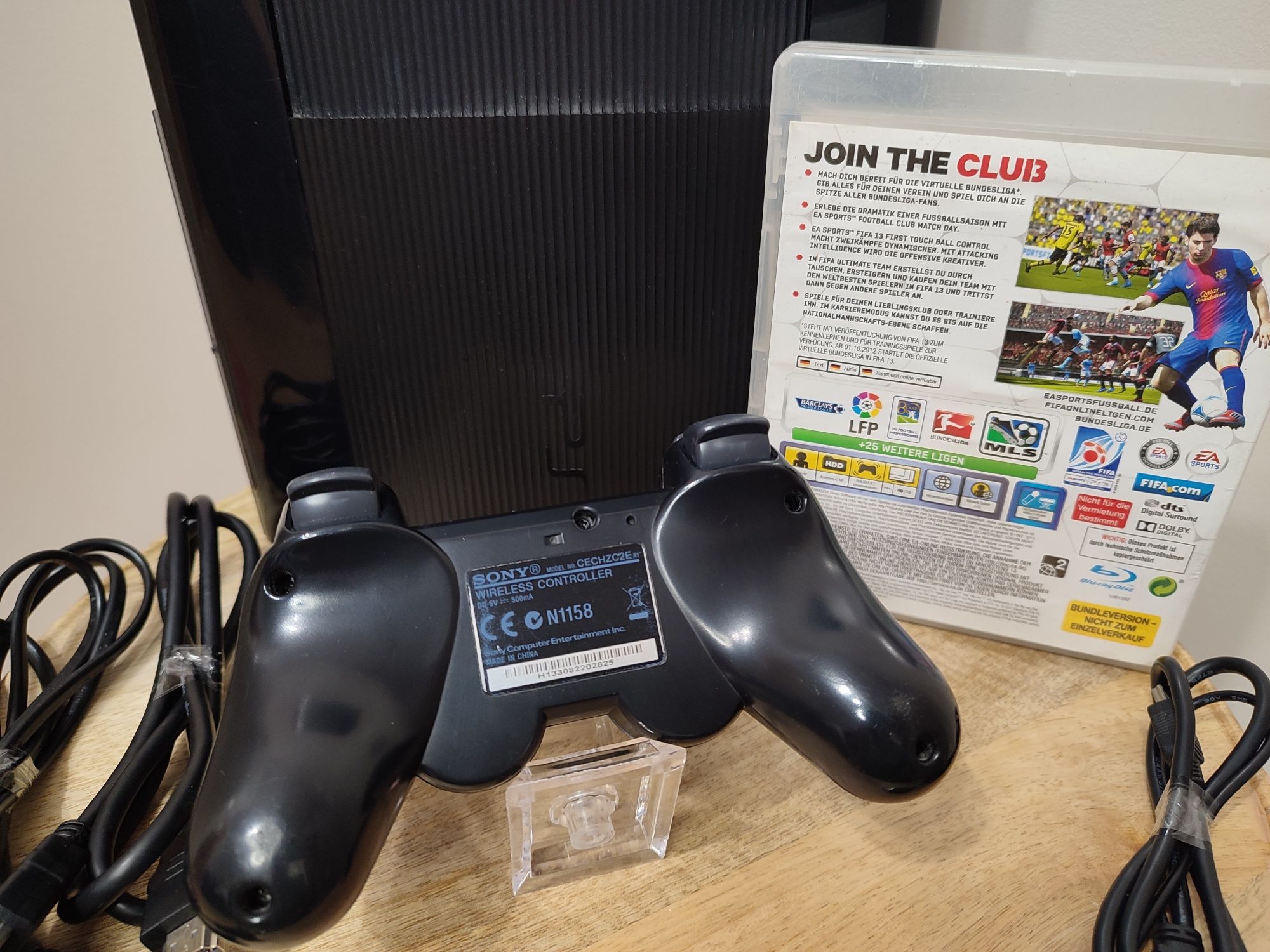 Konsola PlayStation 3 Super Slim pełne okablowanie, pad  i gra