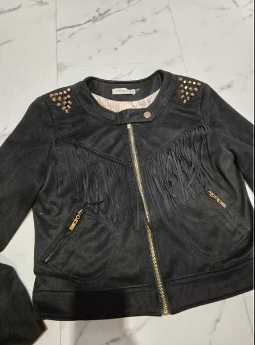 Czarna zamszowa ramoneska z frędzlami i ćwiekami