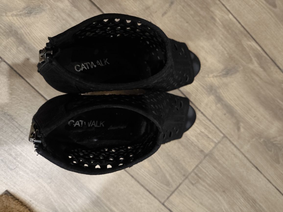 Buty ażurowe na obcasie