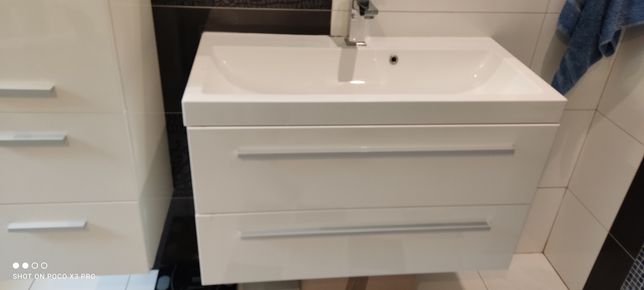 Zestaw łazienkowy szafka z umywalką i baterią i szafka wisząca