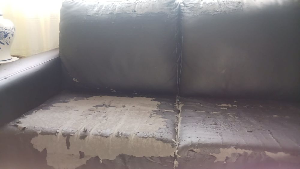 Sofá preto em pele sintética 2 lugares - Preço negociável