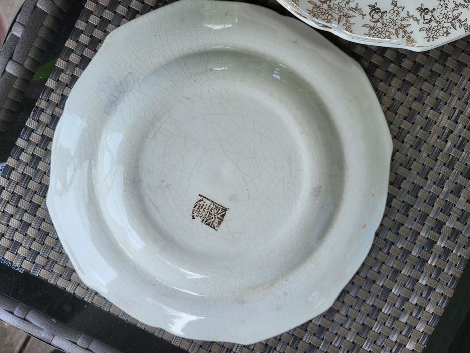 Dwa stre angielskie talerze