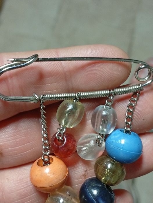 Alfinete com bolinhas para colocar num casaco ou camisa