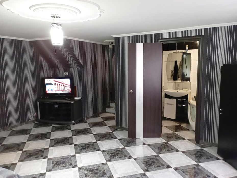 Будинковолодіння: комерція + житло 210 м2 Берегово Бако Габора 109