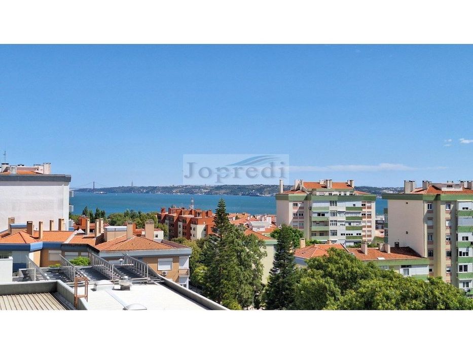 Apartamento com varanda e vista de rio