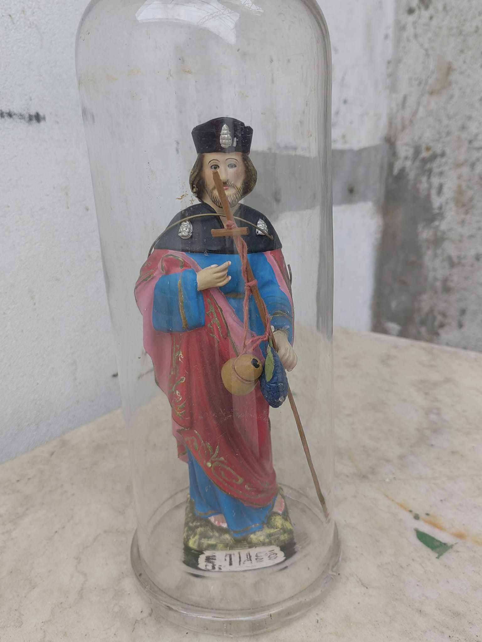 Estátua de São Tiago com redoma de vidro