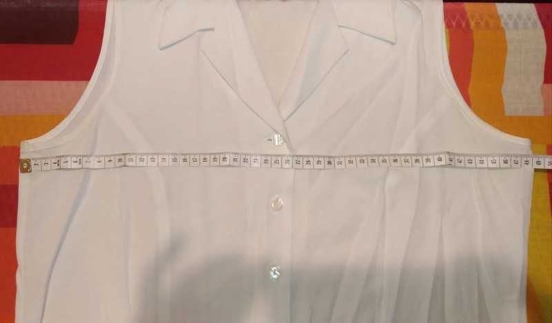 Biała koszula bez rękawów dekolt V z kołnierzem zapinana na guziki