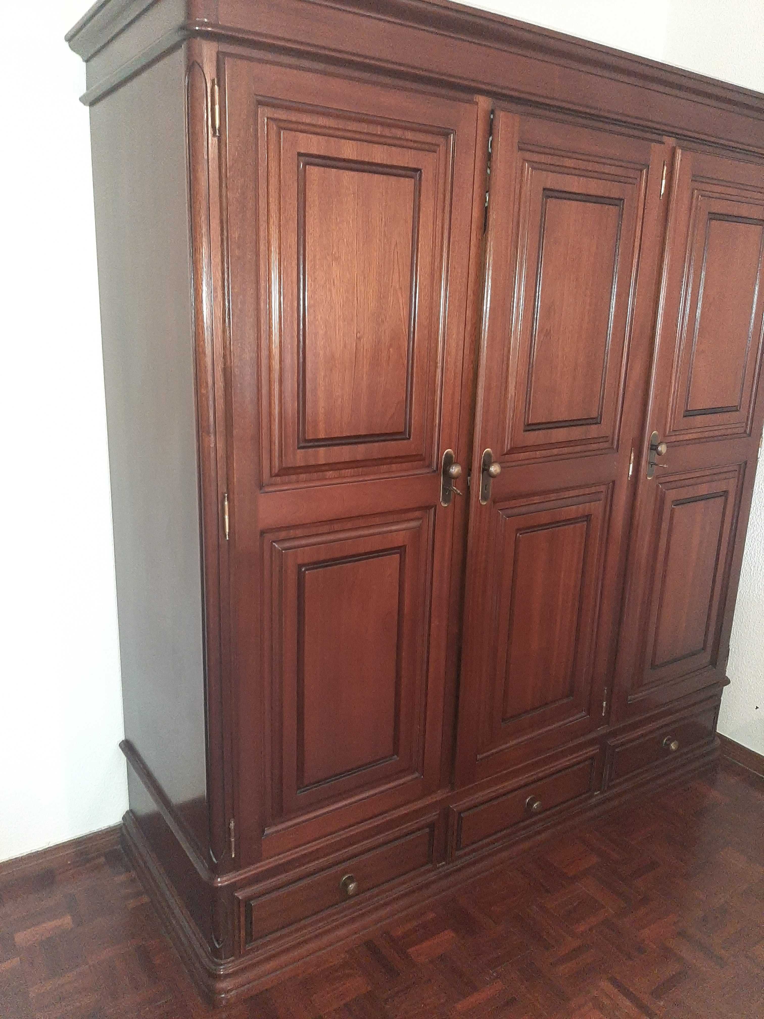 Roupeiro em Castanho