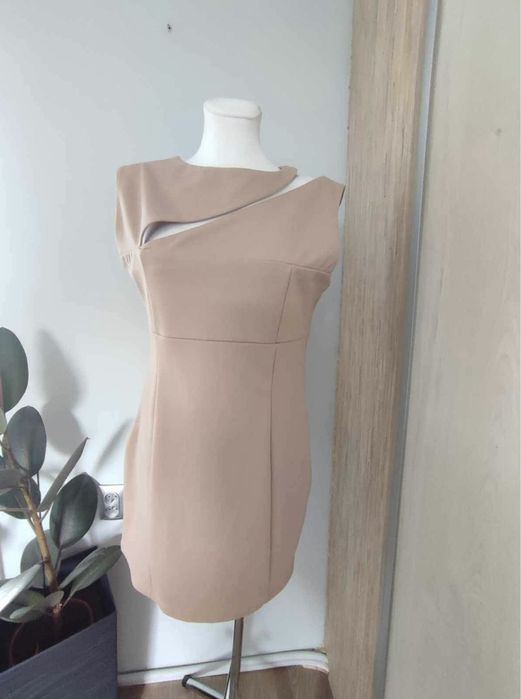 Beżowa sukienka XL, elegancka, bez rękawów, choker