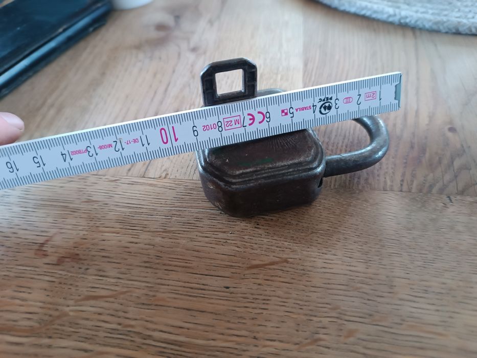 Stara kłódka sygnowana ciekawa