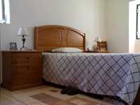 Mobília de quarto de casal - cama, cómoda e mesinhas.