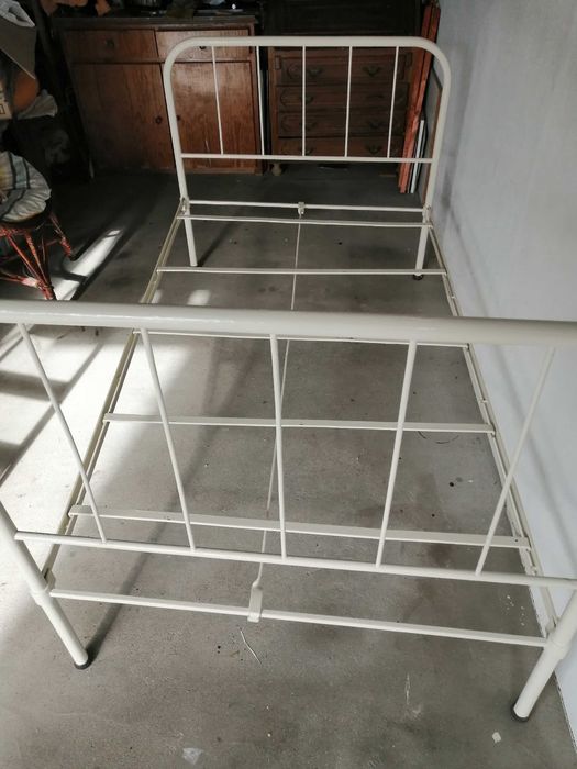 Cama de ferro cor creme