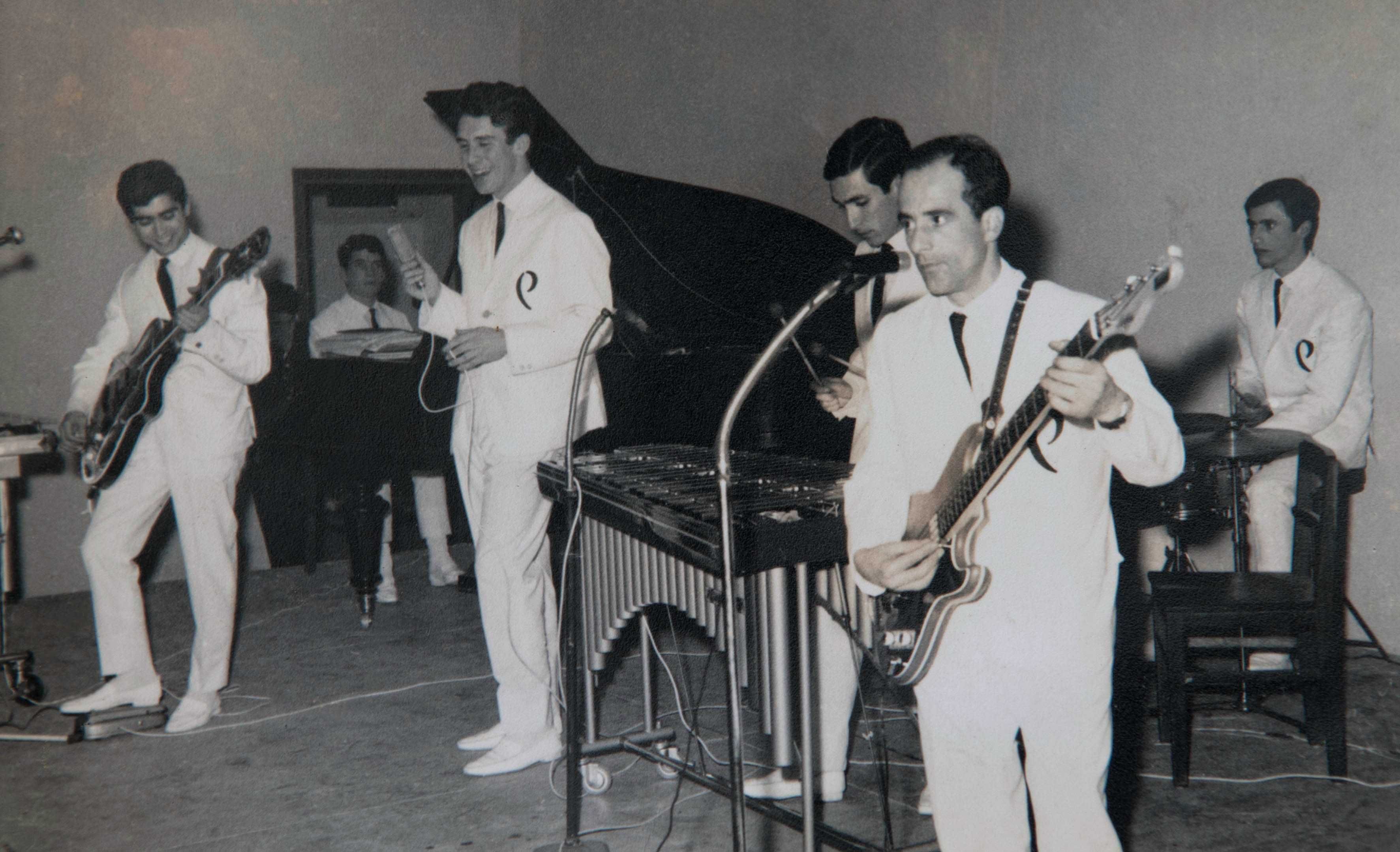 Figuras dos anos 60, representando uma dupla da música ye-ye