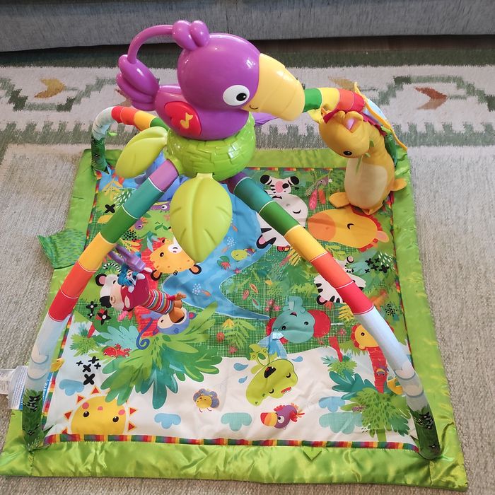 Mata edukacyjna Fisher-Price z grającą papugą