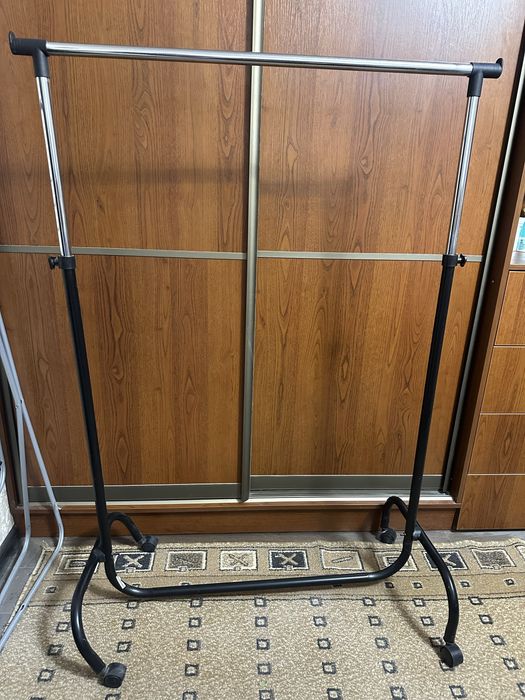 пересувна підставка для одягу (стійка-вішак на колесах)