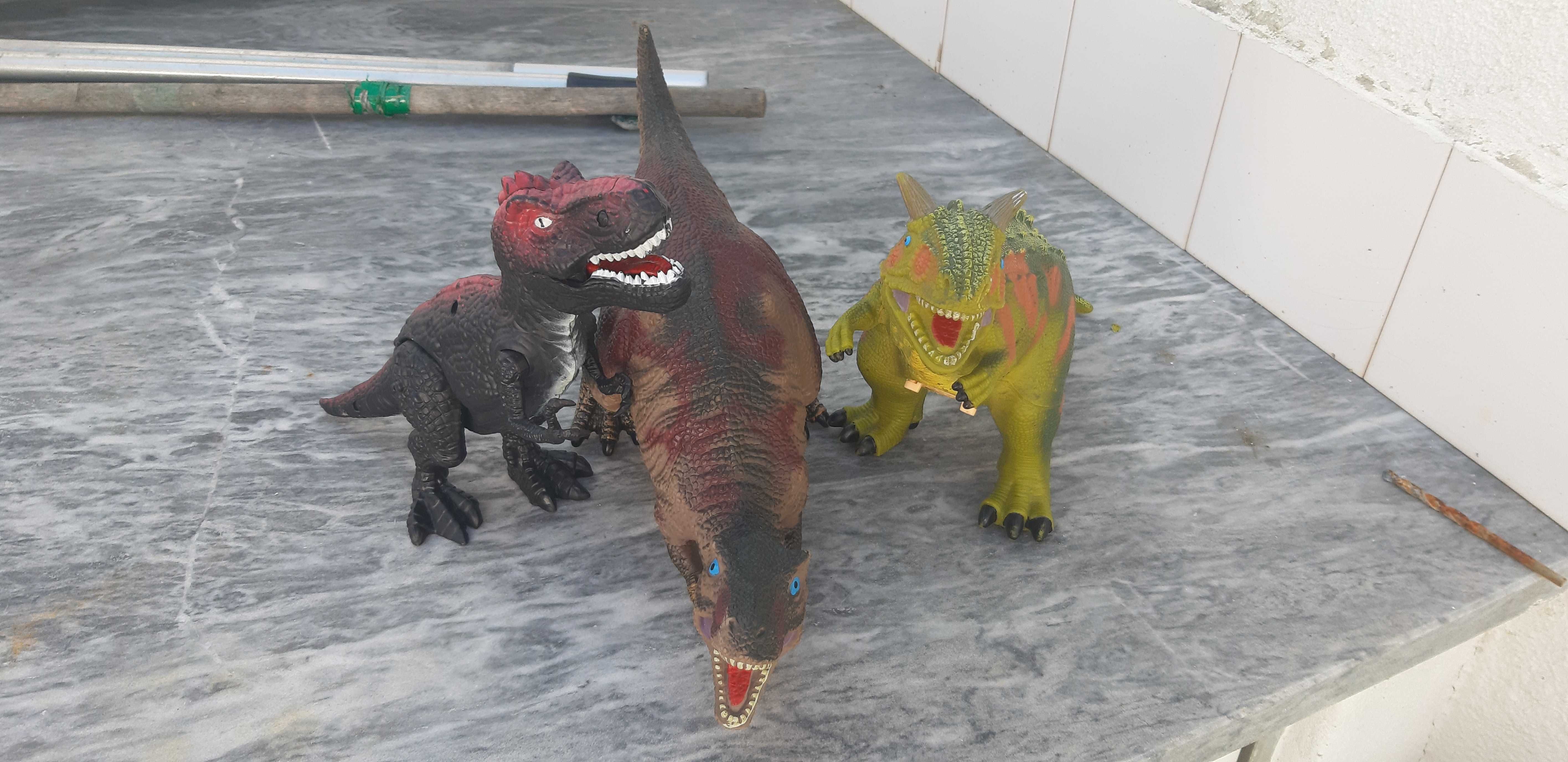 Dinossauros de plástico