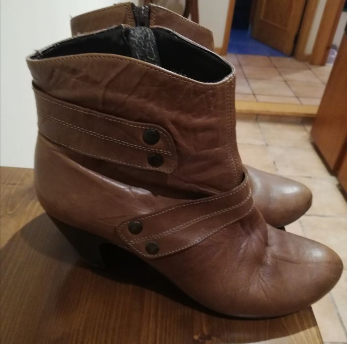 Botins camel em pele