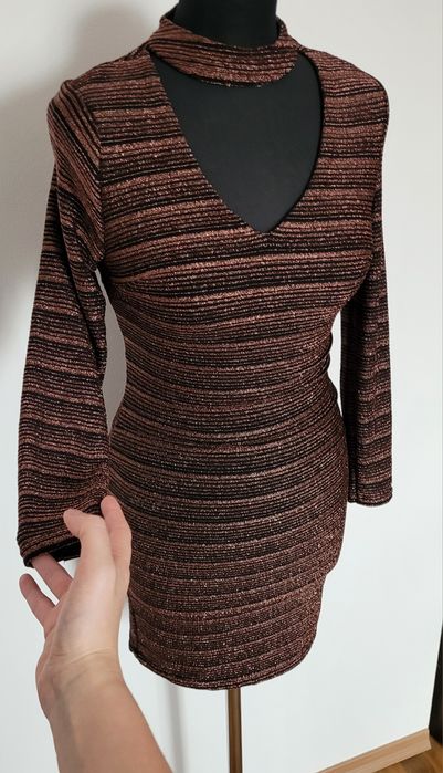 Nowa cudowna efektowna sukienka koktajlowa z świecącą nitka z chokerem