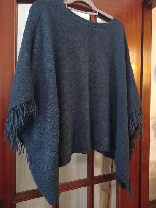 Poncho azul com franjas
