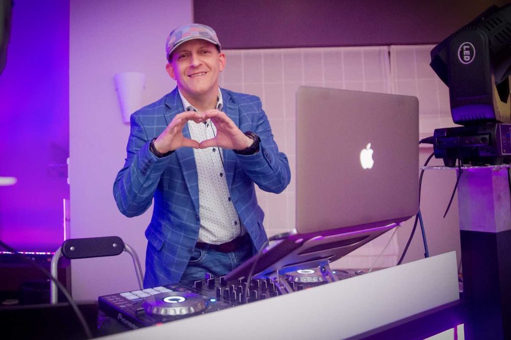 DJ na wesele, ciężki dym, akordeon, wiatraki iskier.