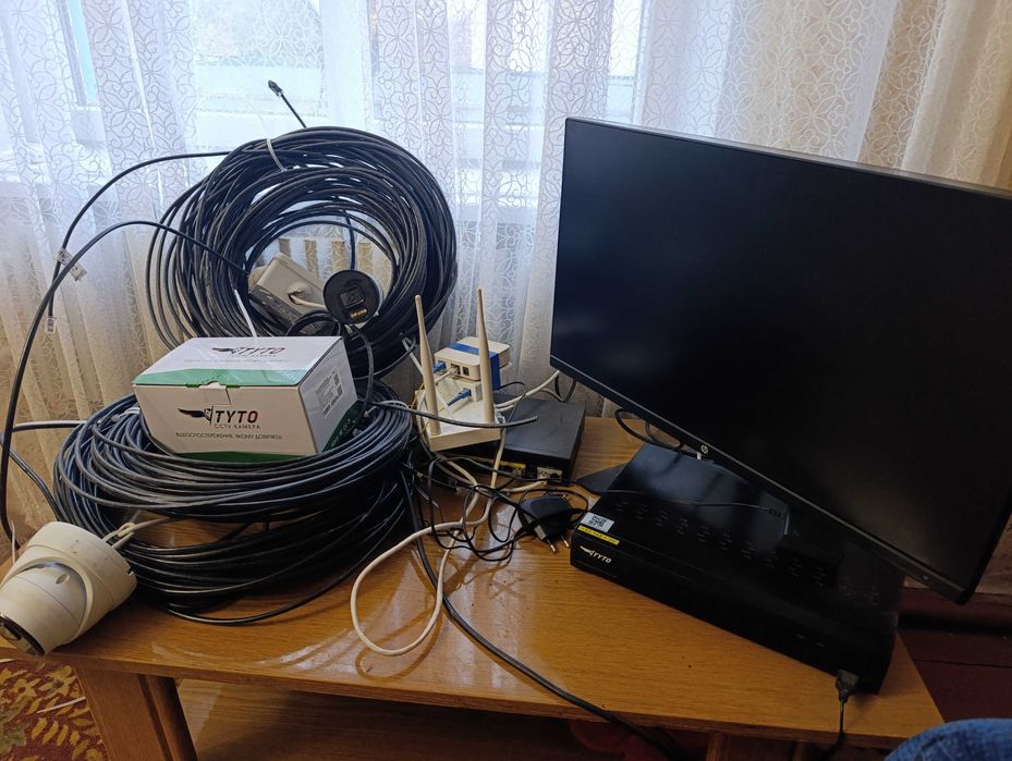 Продам видеокамеры в наборе с монитором, роутером, проводами!