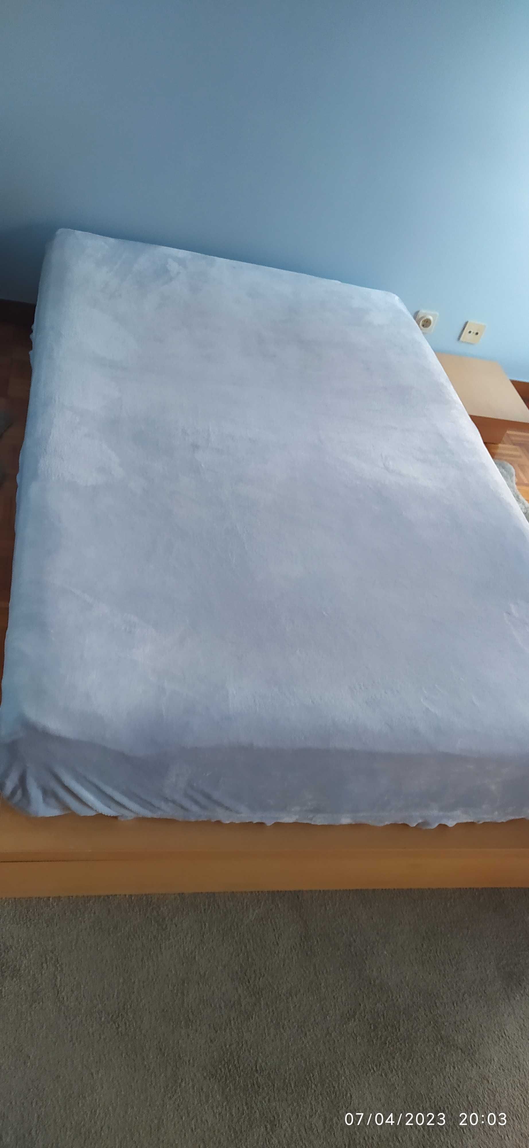 conjunto cama solteiro espaçosa com colchão e mesa de cabeceira