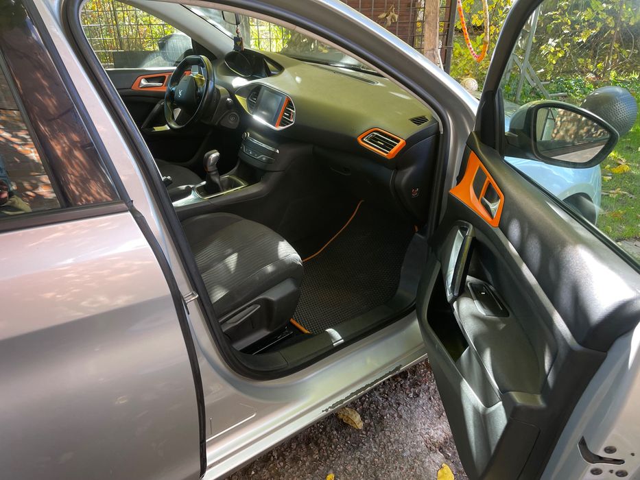 Продам автомобіль Пежо 308 2016