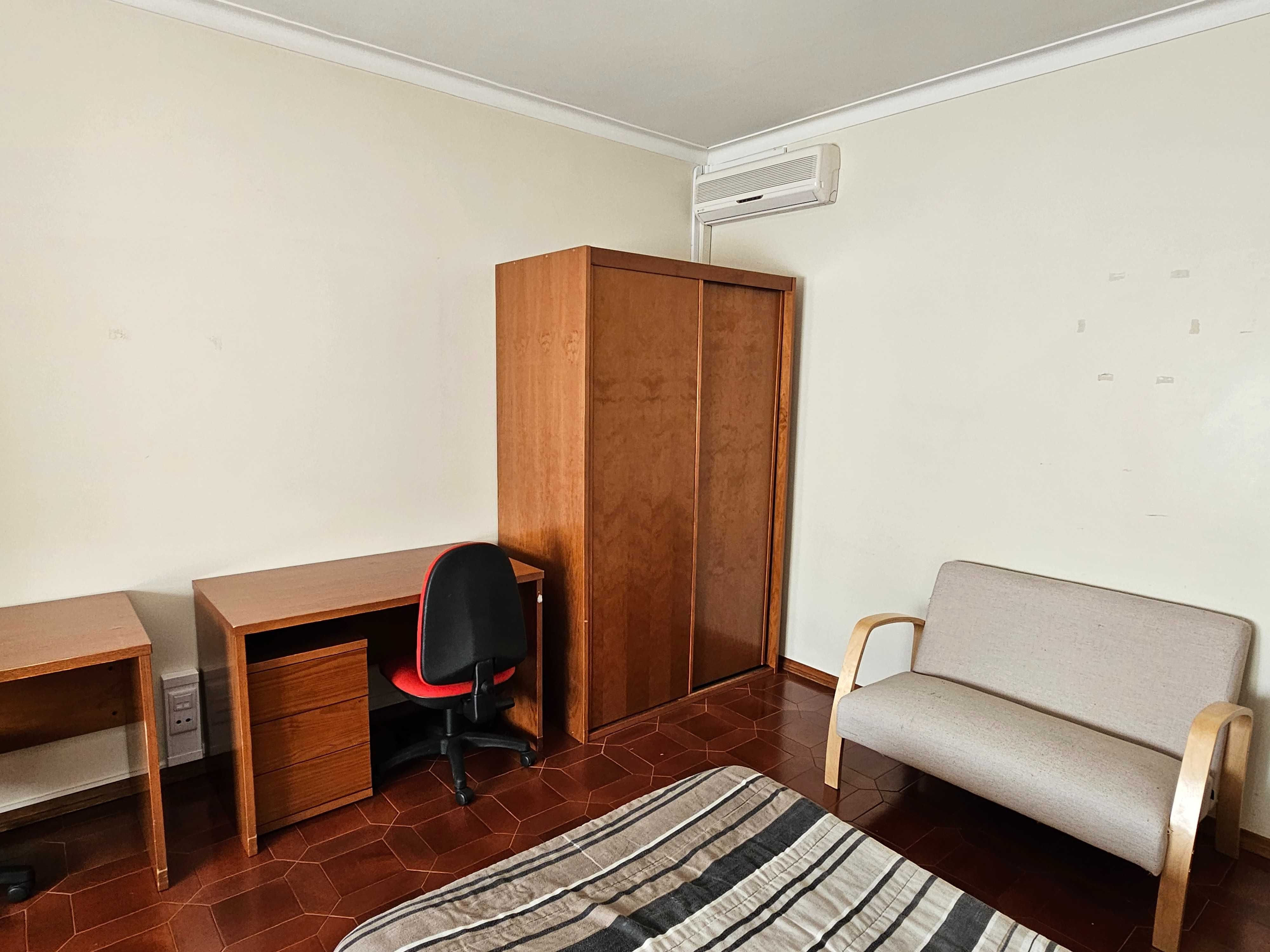 Quarto Duplo p/ 1 ou 2 pessoas (tudo incl.c/ AC) - Vale Flores (21 m2)