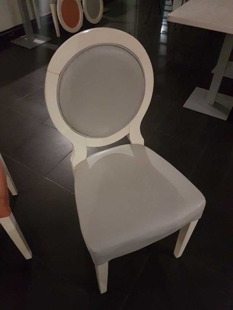 cadeiras, pufs,  mesas