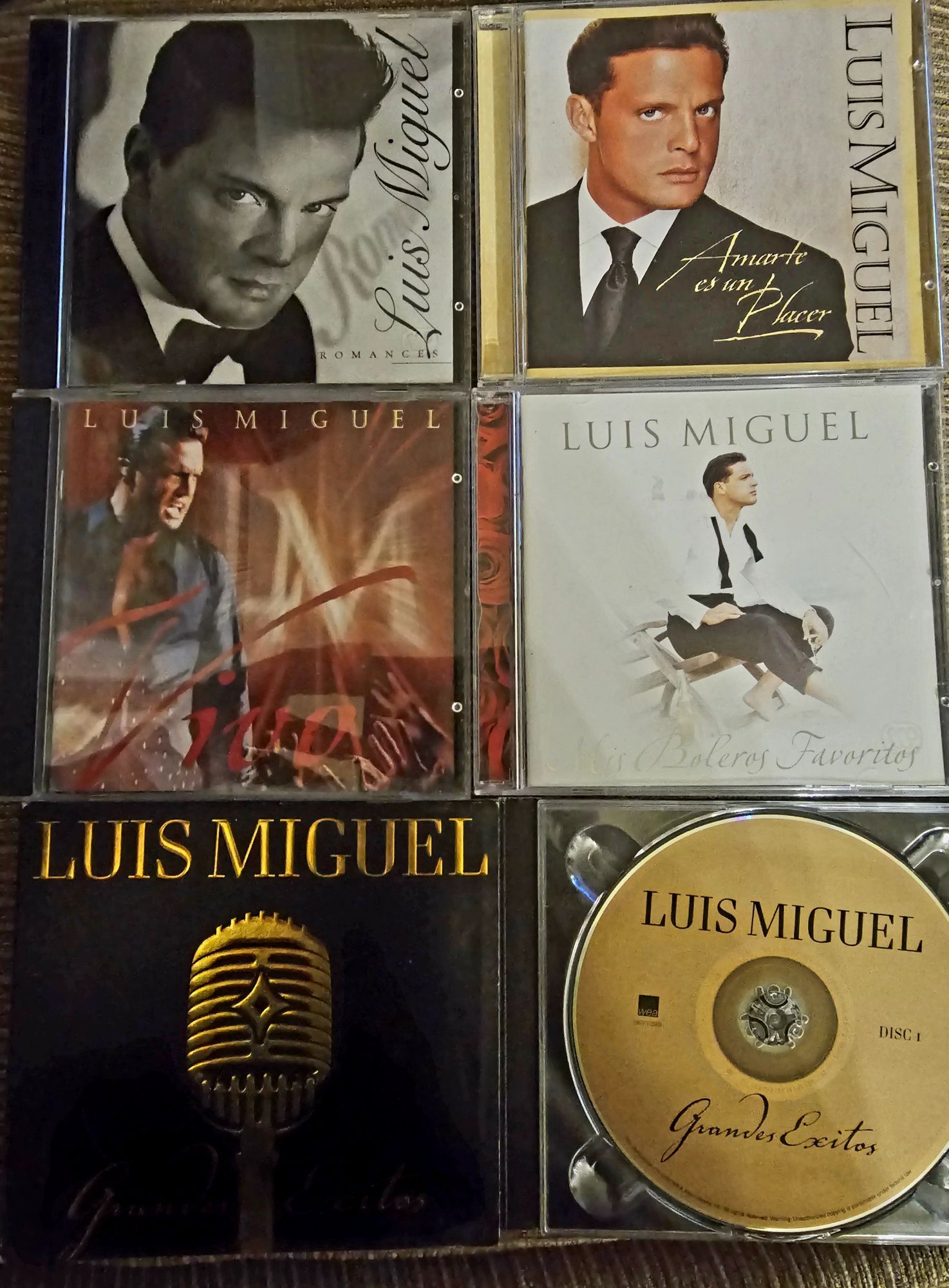 CDs Supertramp . Johnny Cash . Yanny .  Luis Miguel
