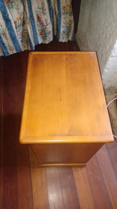 Cama com colchão e 2 mesinhas