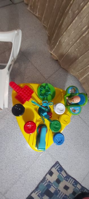 Mesa de  plasticina, para criança.