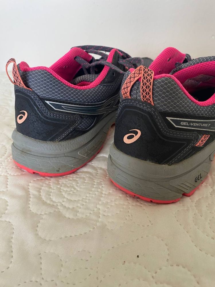 Кросівки asics