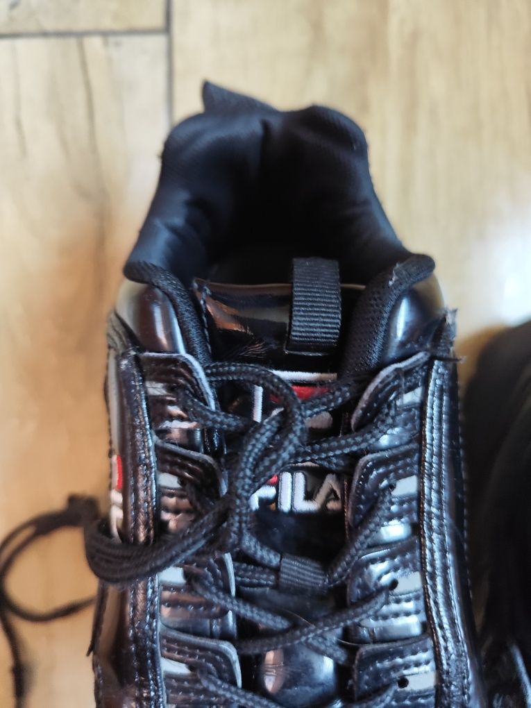 Sneakersy FILA Disruptor oryginalne czarne lakierowane do kostki dams