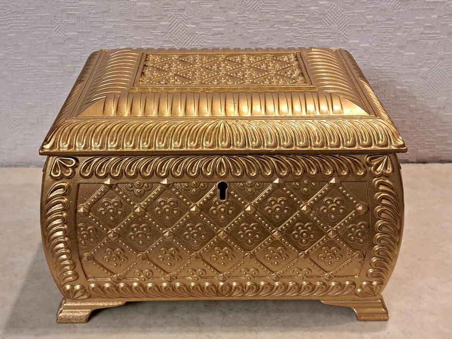 На подарок - Бронзовая шкатулка, ларец СССР  - сплав.