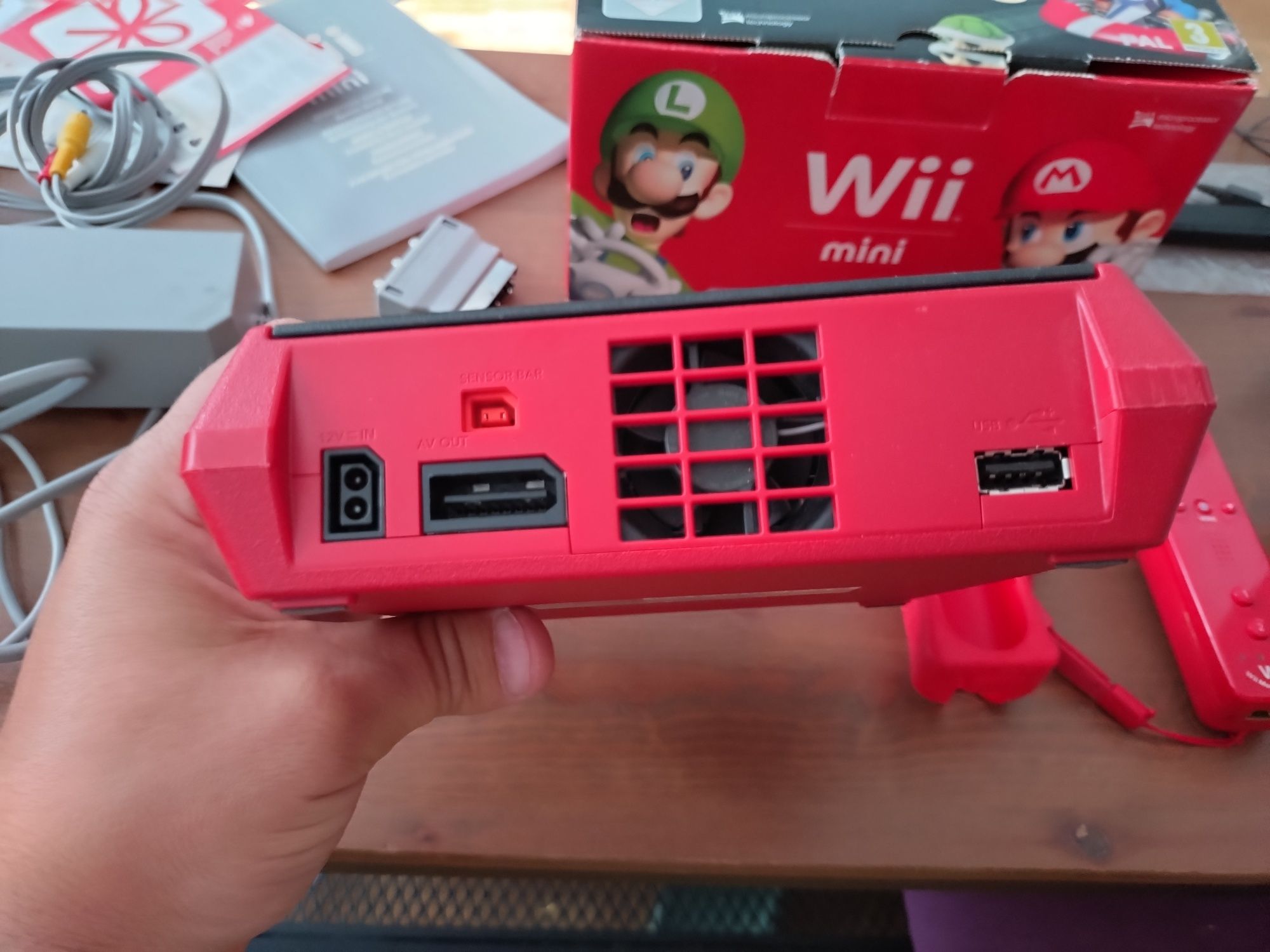 Konsola Nintendo Wii mini w stanie kolekcjonerskim.

- konsola w stani