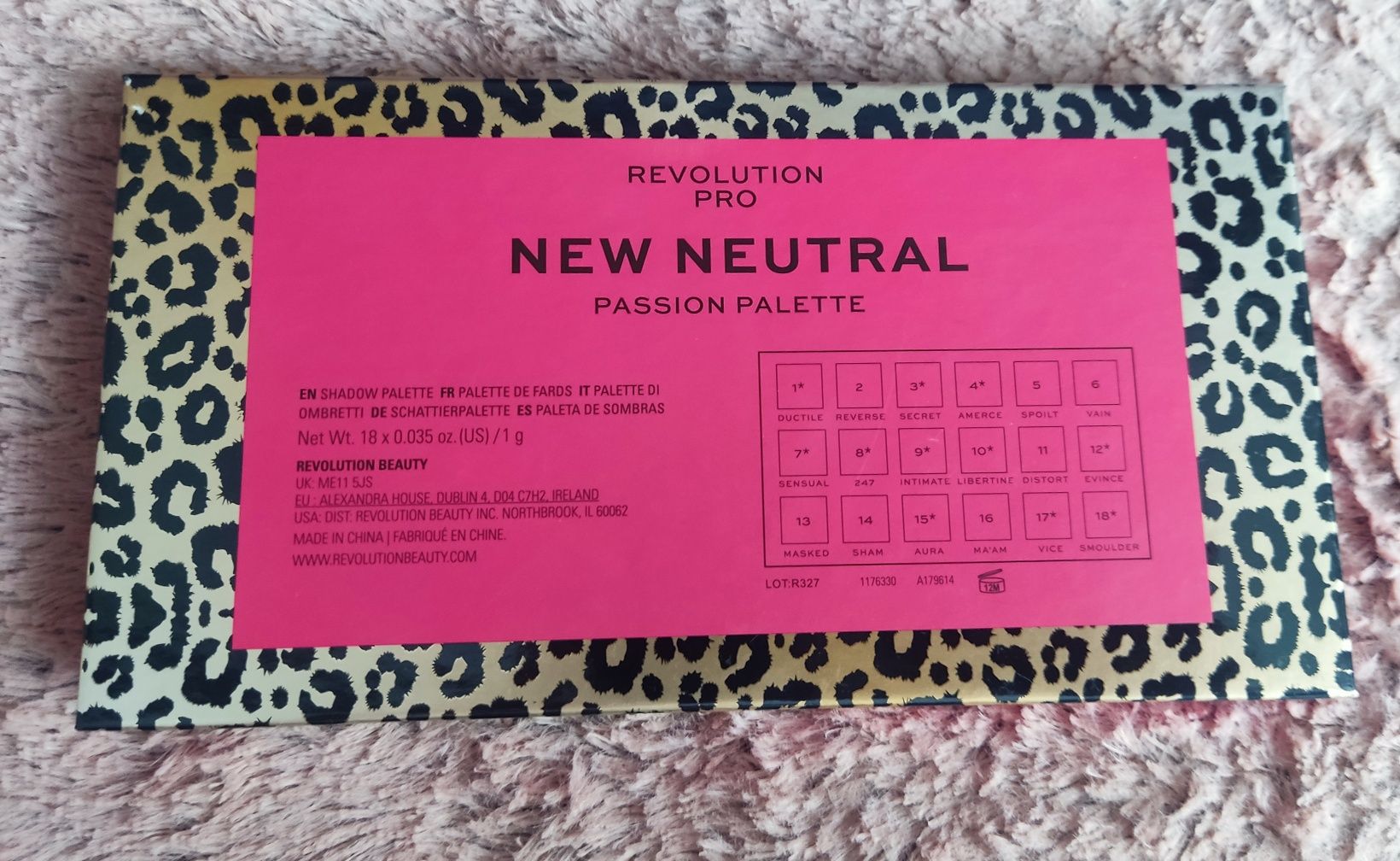 Paleta cieni do powiek Revolution Pro - New Neutral Passion Palette