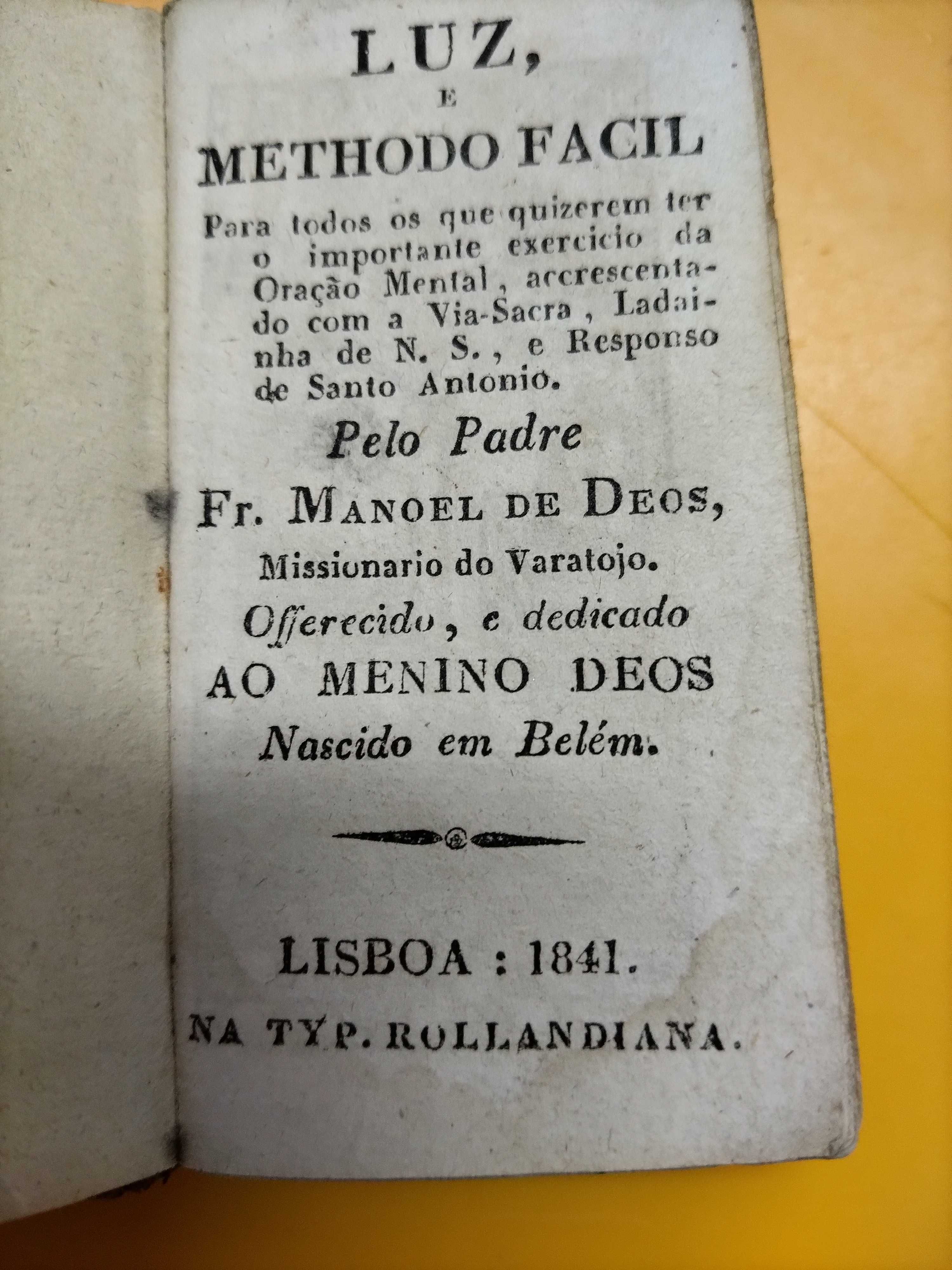 Prato antigo pintado á mão e outras antiguidades