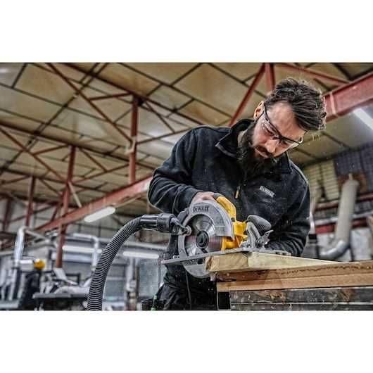 Pilarka tarczowa DeWalt DWE576K stosowana z szynami prowadzącymi